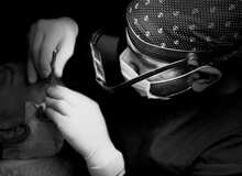 Dr. Geridönmez tijdens operatie