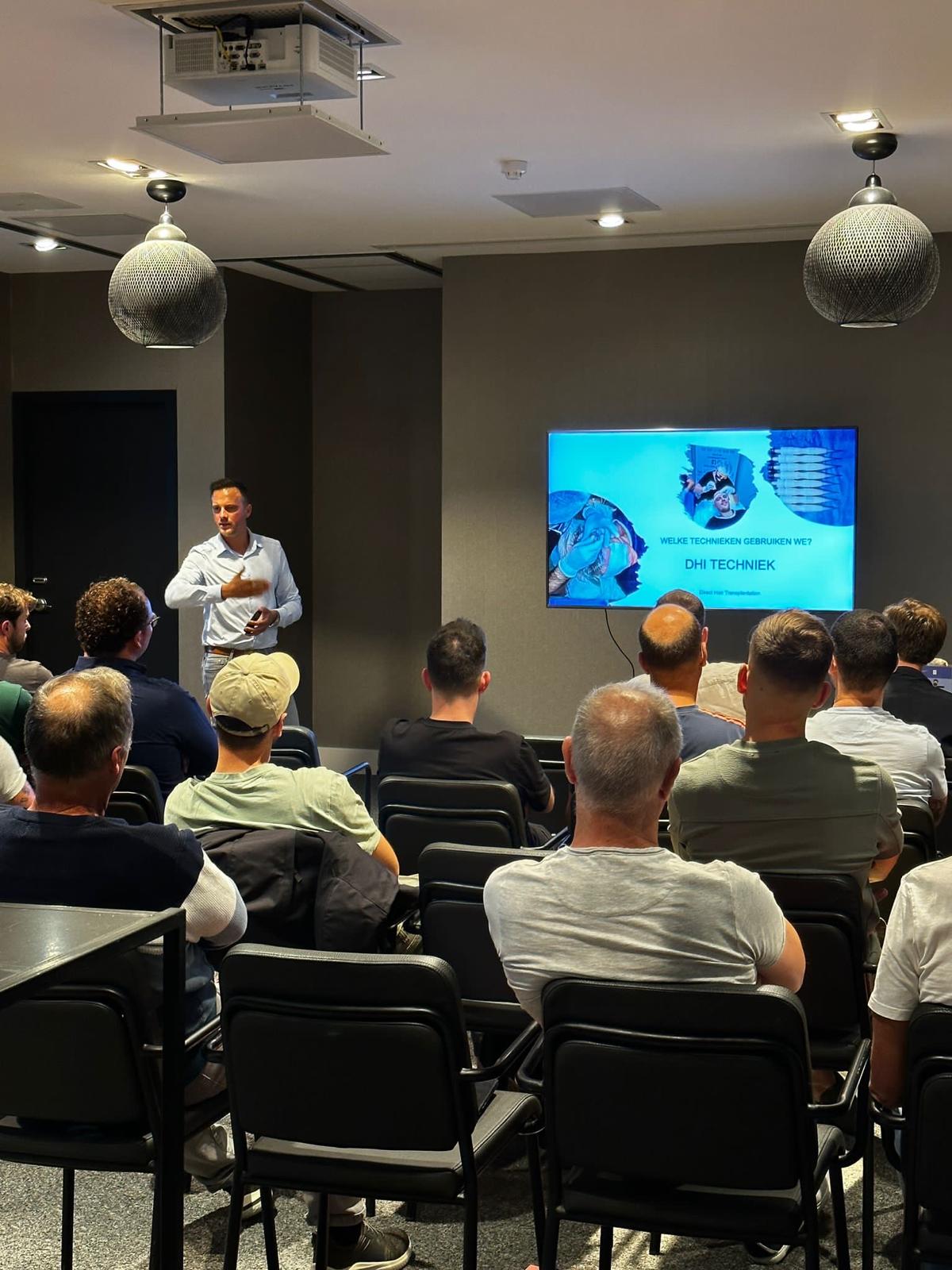 Nico geeft presentatie aan groep