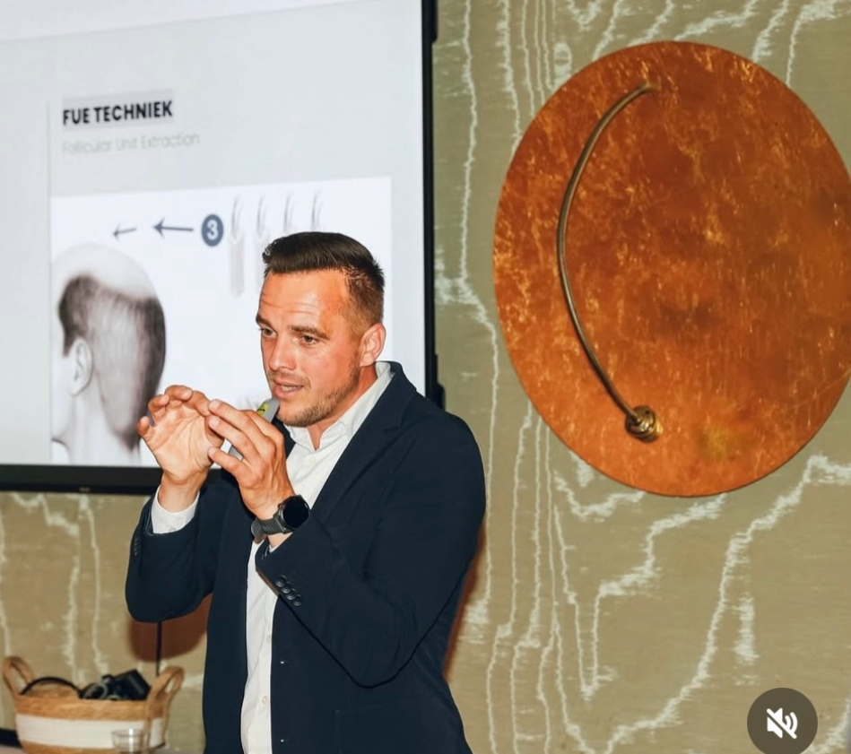 Nico Vandendriessche aan het presenteren over FUE haartransplantatie